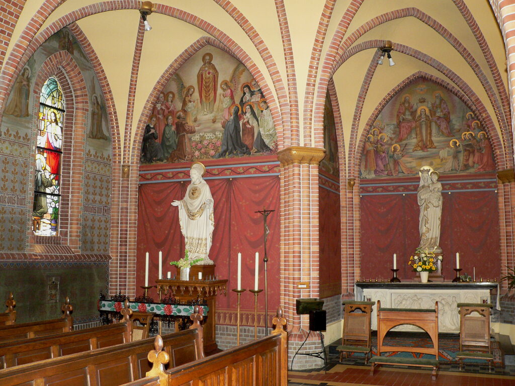 Links H.Hartiraam, Midden H.Hart kapel, rechts Maria Kapel
