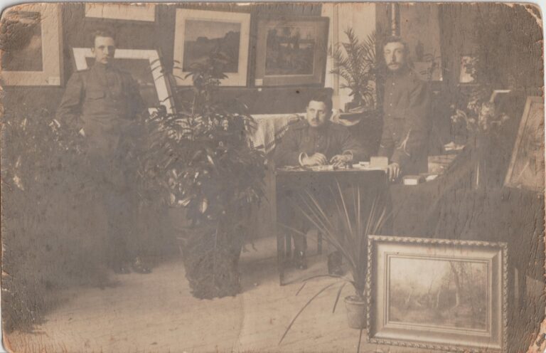 Gerrit 1915 als militair tijdens tenstoonstelling  Rechts