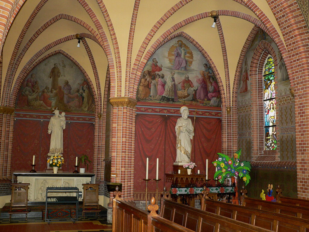 Links St. Antonius, in het midden de  St.Jozef en rechts het glas-in-lood-raam H.Huisgezin