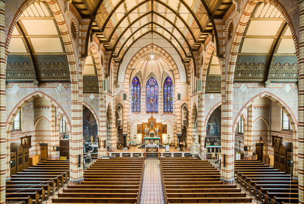 DM800 StMarthakerk Links en rechts resp. de staties I en XIV foto Kerkfotografie.nl